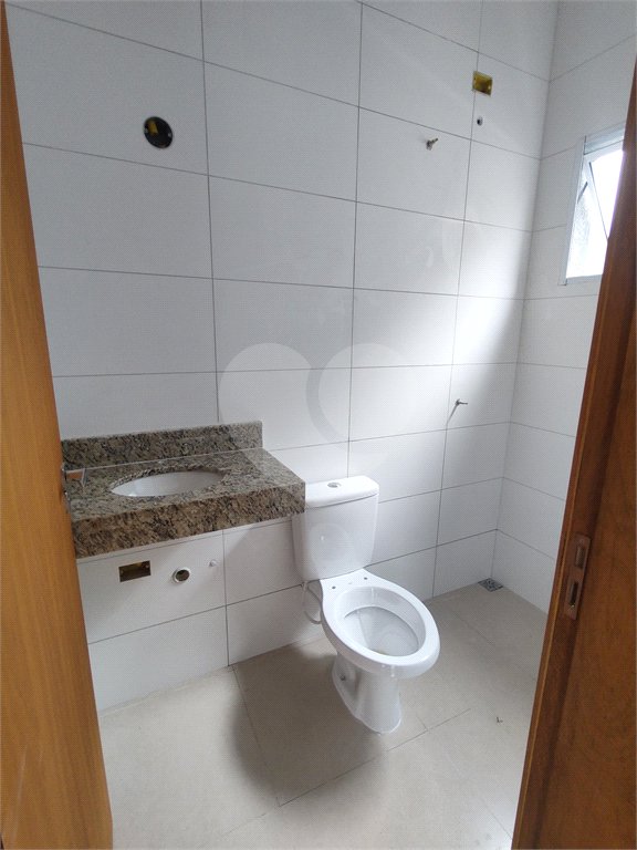 Casa térrea em Atibaia com 3 suítes, sala 2 ambientes, 2 vagas garagem, excelente localização, pronta para morar