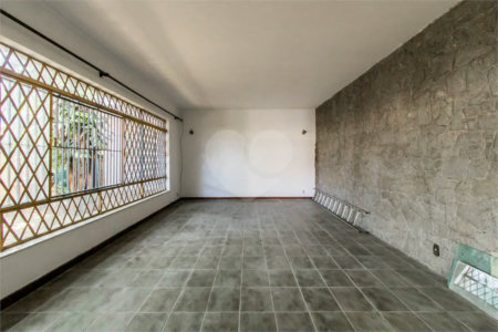 Casa à venda em Moema de 280m² com 4 dormitórios, sendo 1 suíte e 2 vagas de garagem.