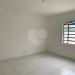 Casa espaçosa com 3 quartos, suíte, quintal e 2 vagas na Vila Santa Catarina