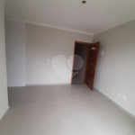 Apartamento VENDER com 44m2, com 2 quartos, banheiro, sala integrada à cozinha e 1 vaga de garagem