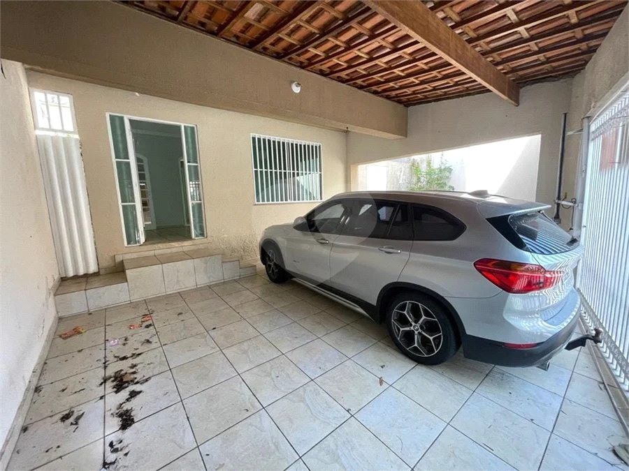 Sobrado com 4 dormitórios, 2 suítes, closet, varandas, escritório, jardim de inverno, espaço gourmet com churrasqueira e fogão a lenha e 3 vagas.