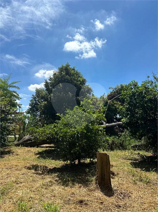 Excelente oportunidade no condomínio Vale das Laranjeiras, em Indaiatuba/SP. - R$ 1.850.000,00 - Terreno de 3.000 m²), com frente de 50 metros, proporcionando diversas possibilidades de projeto. O lote possui ótima localização dentro do condomínio, rodeado de natureza e com fácil acesso