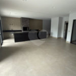 Sobrado de alto padrão no Swiss Park, totalmente reformado, com 4 suítes, piscina, elevador, espaço gourmet, 4 vagas e condomínio com lazer completo.