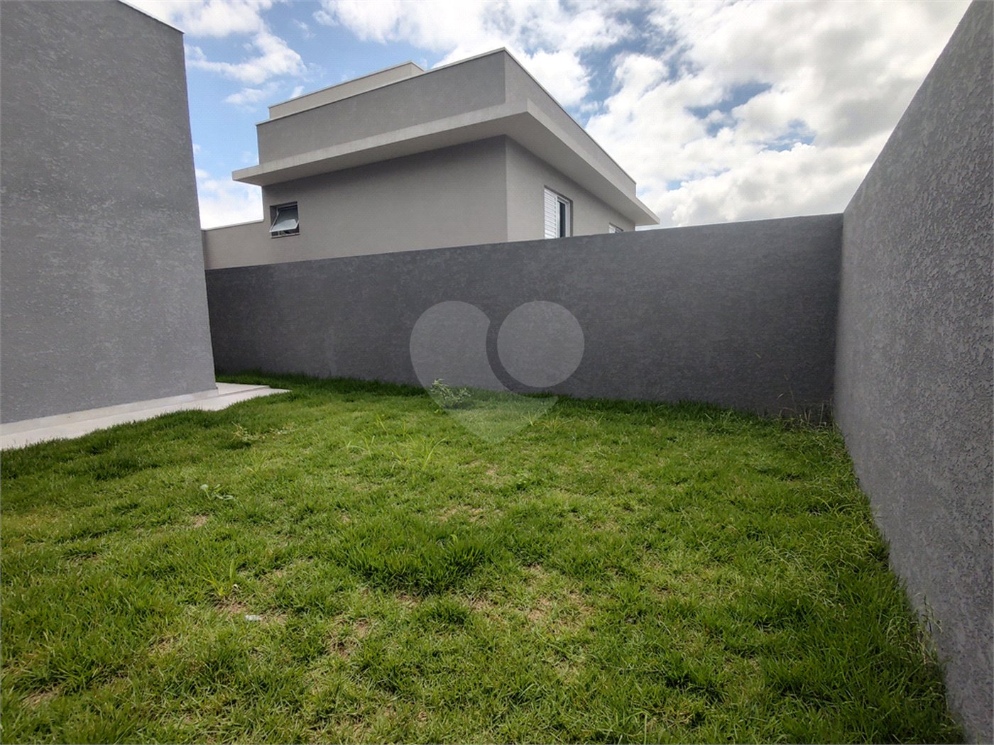 Casa térrea em Atibaia com 3 suítes, sala 2 ambientes, 2 vagas garagem, excelente localização, pronta para morar