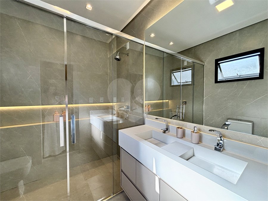 Indaiatuba - Sp - Condominio Maria Candida - R$ 2.250.000,00 - 3 suítes, sendo 1 master com closet e banheiro com duas cubas e dois chuveiros - Escritório - Piscina em Alvenaria aquecida e Hidro com Iluminação - Ar Condicionado instalado em todos os quartos, escritorio, sala e area gourmet