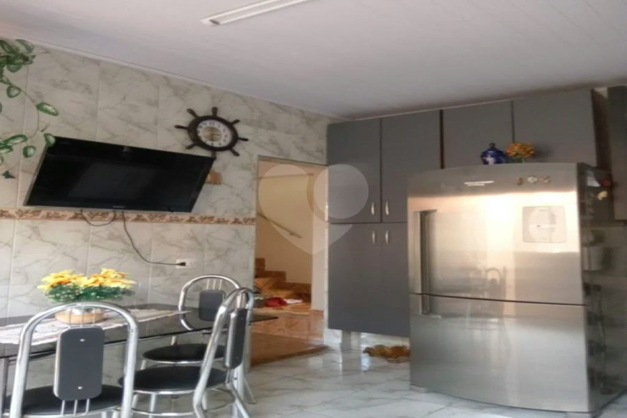 Sobrado grande com 2 garagens, 4 dormitórios.