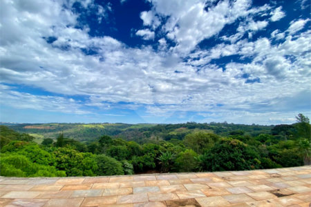 Chácara à venda no Condomínio Itaipu com chalé e vista privilegiada!