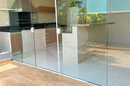 Cobertura de 255 m² com 3 dormitórios, 1 suíte, cozinha planejada, 2 vagas e área gourmet com churrasqueira.