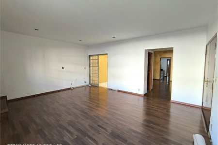Casa á venda na Avenida Pau Brasil.