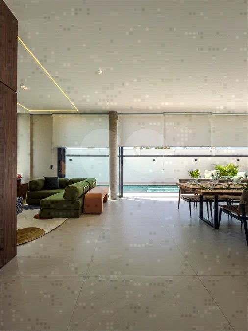 Indaiatuba - Condominio Villa Sapezal - 318 m² de Terreno - 230 m² de Área Construída - 3 suítes, sendo 1 Master com closet planejado - Sala de TV - Sala de estar integrada à Sala de jantar - Cozinha com móveis planejados - Despensa - Escritório planejado - Lavabo - Piscina com preparação para aquec