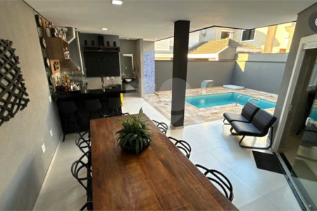 MARAVILHOSA CASA NO URBANOVA QUE REUNE CONFORTO E SOFISTICAÇÃO, 262m² - 4 SUITES e 4 Vagas.