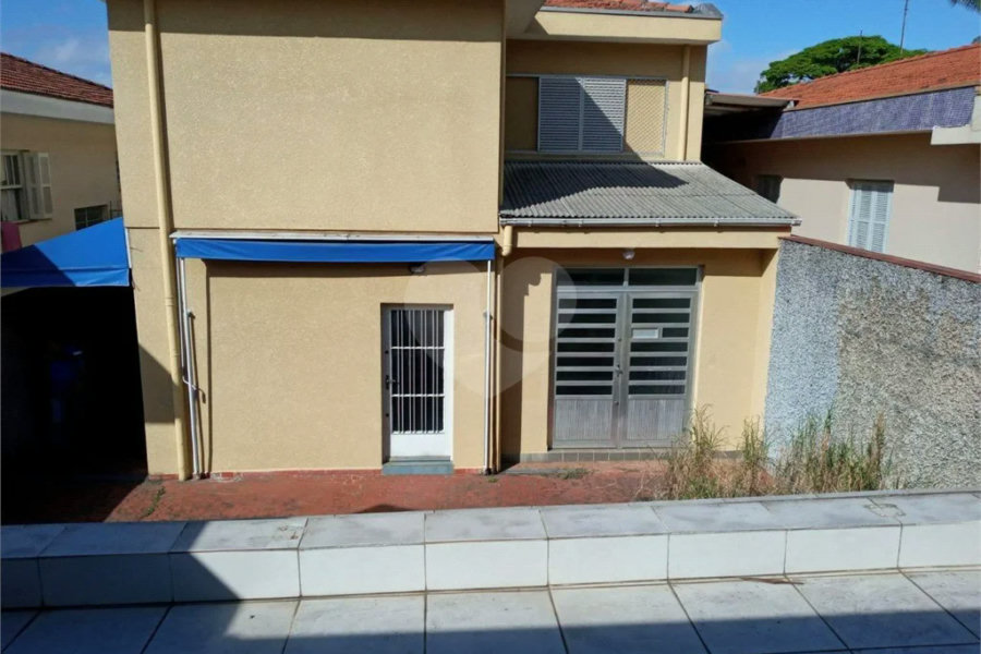 Casa com 4 dormitórios e 4 vagas.