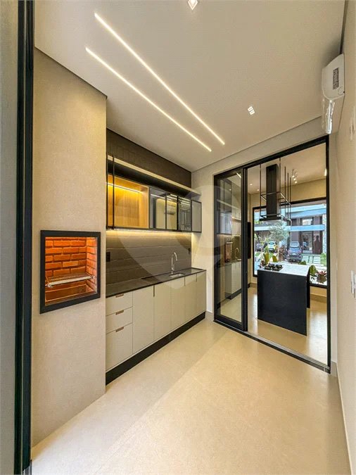 Indaiatuba - Condominio Sapezal - R$ 2.400.000,00 - Área Total 360,00 m² - Área Construída 213,32 m² - TÉRREA - 03 suítes sendo a master com closet; - Escritório; Lavabo; Cozinha com cooktop e planejados; Gourmet com churrasqueira; Ambientes preparados para ar condicionado; Piscina com cascata,