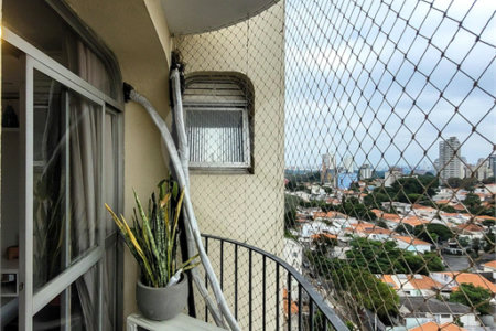 Apartamento de 143m² com 3 dormitórios e 2 vagas de garagem.