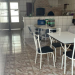 Casa térrea com 3 suítes.