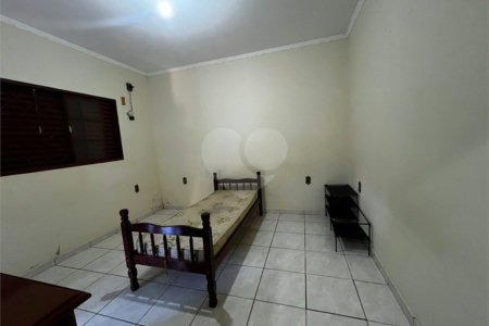 Casa à Venda na Rua Principal do Parque Fehr com Aquecedor Solar