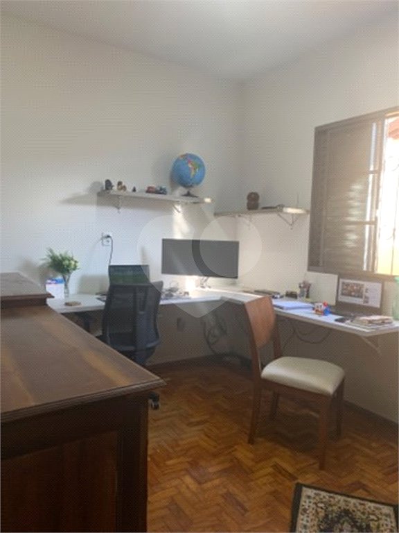 Casa térrea com 3 dormitórios, sendo 1 suíte .