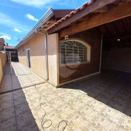 Casa térrea com 3 dormitórios, sendo 1 suíte.