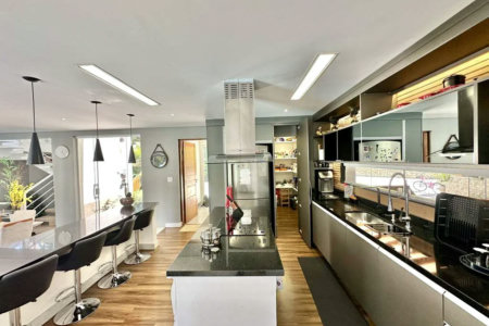 Magnífica Casa Contemporânea na Fazendinha - 4dorms | 3 Suites | Gourmet, piscina, lareira, hóspedes, escritório! Muito Verde e Tranquilidade em um dos melhores condominios da Região .