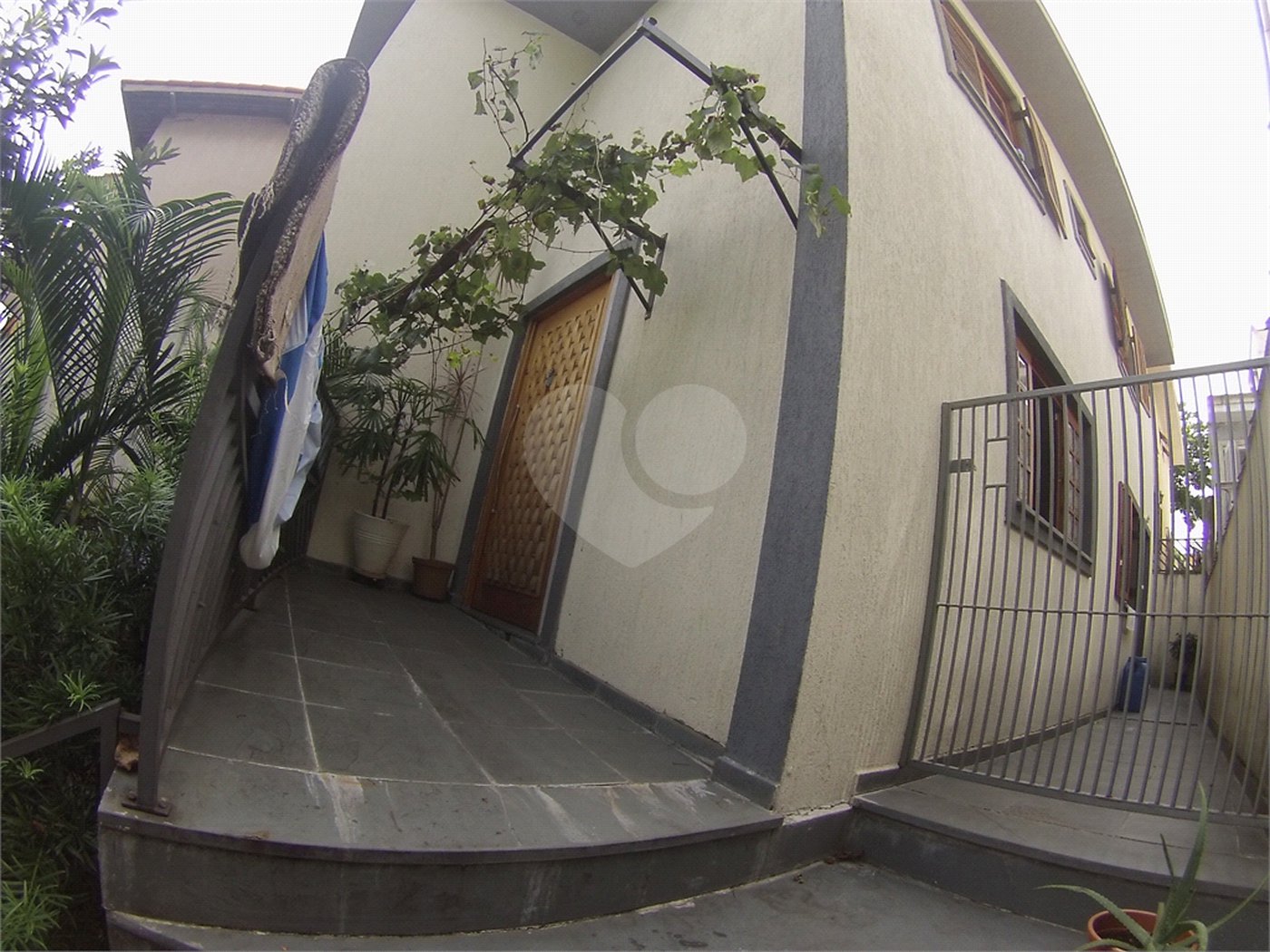 Sobrado com 4 quartos sendo 2 suítes.