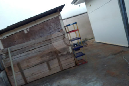 Casa Térrea com 3 dormitórios, sendo 1 suíte.