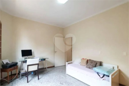 Casa com 3 dormitórios sendo 3 suítes com 03 vagas de garagem.