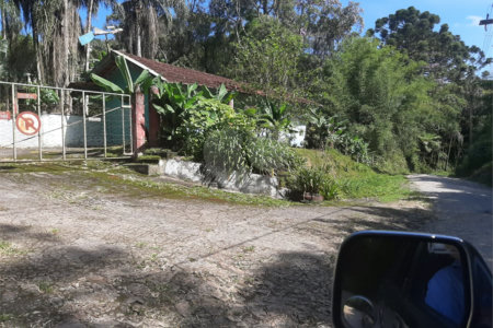 Tapiraí Sp - Sítio Santa Clara - Area de 12,1 ha - composto por casa principal, galpões poço artesiano, ótima área para plantios. Fica localizado a aproximadam. 1 quilômetro da prefeitura. Area preservação permanente- 4,6 ha - Area aproveitável - 4,6 ha - area utilizada rural - 2,5 ha -R$ 750.000,00