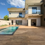 Indaiatuba - Condomínio Milano - Sobrado - 350 m² de terreno - 240 m² de área construída - 4 vagas de garagem, sendo 2 cobertas - Salas de estar e jantar integradas - 3 suítes com closet e varanda no pavimento superior - Escritório no térreo - Espaço gourmet com churrasqueira - Banheiro externo