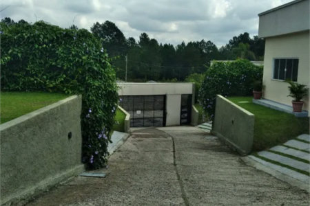 Casa de alto padrão na Granja Viana - Fazendinha Descrição do Imóvel 4 Suítes e 6 vagas de garagem