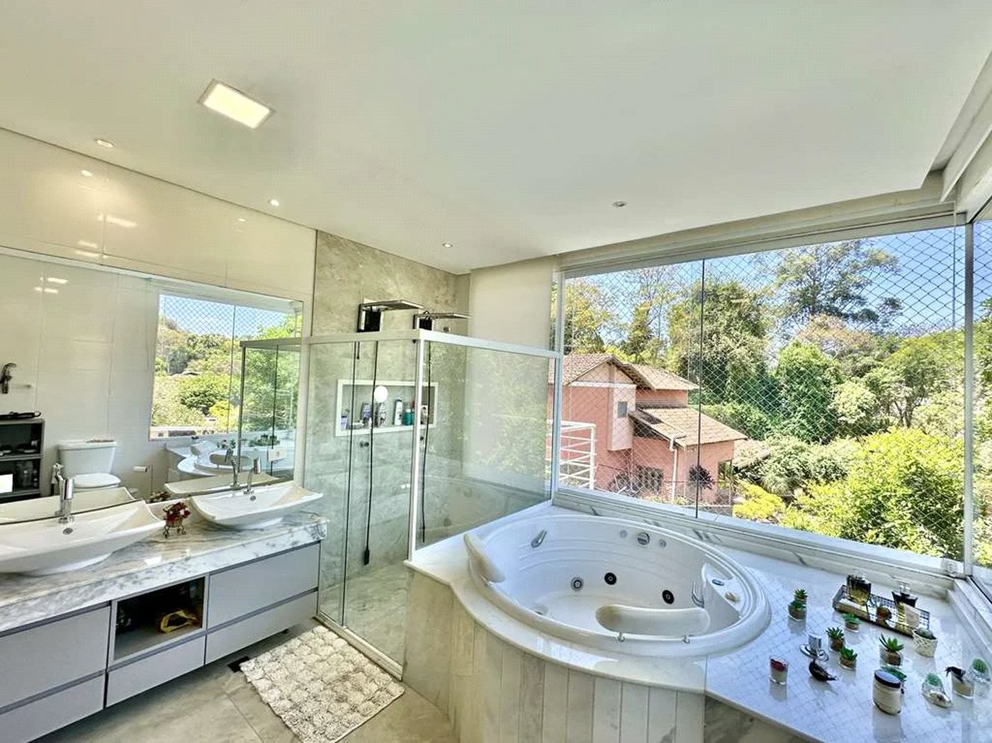 Magnífica Casa Contemporânea na Fazendinha - 4dorms | 3 Suites | Gourmet, piscina, lareira, hóspedes, escritório! Muito Verde e Tranquilidade em um dos melhores condominios da Região .