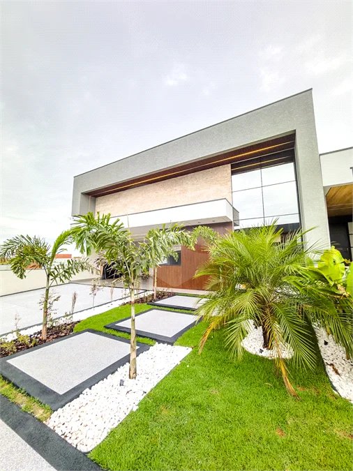 Casa Térrea – Condomínio Maria Cândida - 300 m² de terreno - 212 m² de área construída - 4 vagas de garagem, sendo 2 cobertas - Sala de jantar e estar integradas, com pé-direito duplo e cortina - 3 suítes com ar-condicionado, sendo 1 master com closet – planejado – Roupeiro – Escritório - Cozinha