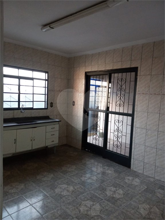Sobrado com 5 dormitórios.