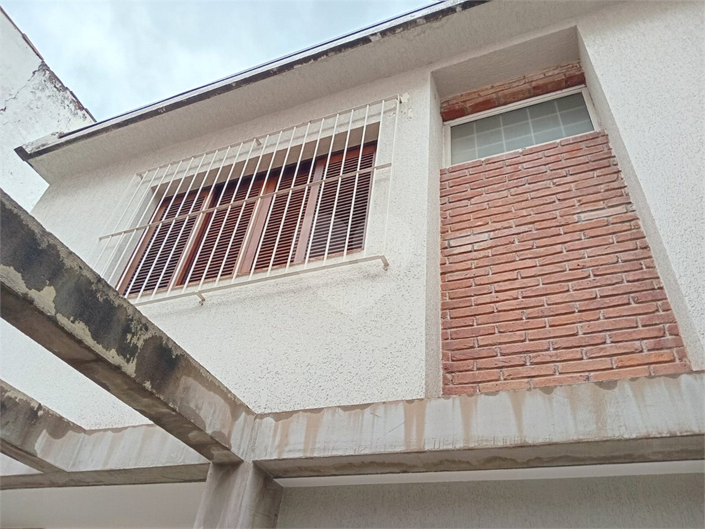 Sobrado na Região de Mirandópolis à 5 Minutos do Metrô Praça da Árvore com 3 Dormitórios sendo 3 Suítes e 2 Vagas de Garagem