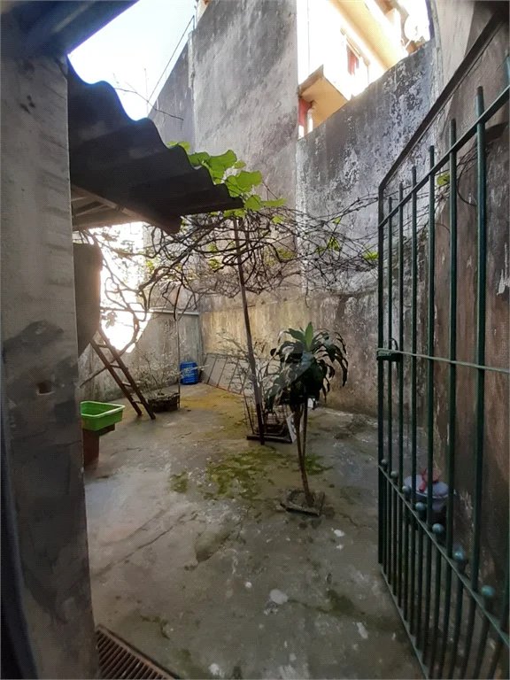 Casa com 250m², 4 dormitórios, 2 vagas.