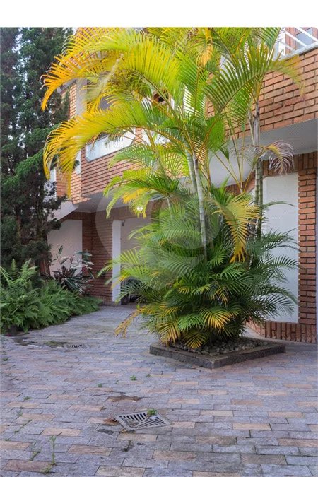 Casa à venda com 6 dormitórios, 3 suítes, piscina, área gourmet, hidromassagem, lareira, varanda e 6 vagas de garagem. Conforto e lazer para toda a família!