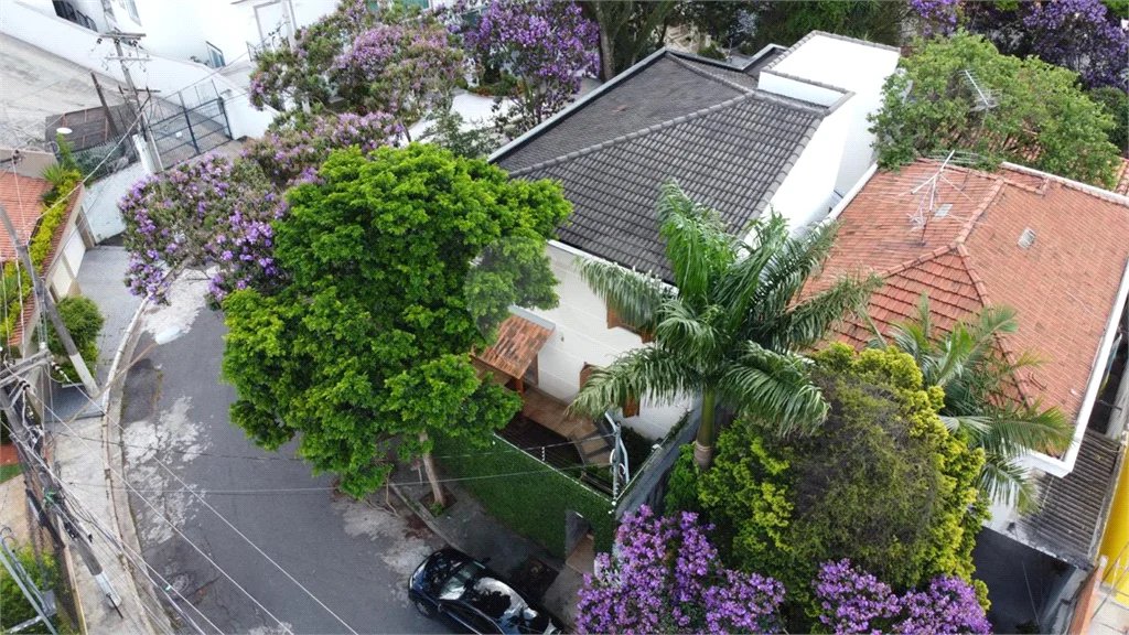 Lindo sobrado, possui 3 dormitórios, sendo 1 suíte master com sacada, banheira, e 4 vagas