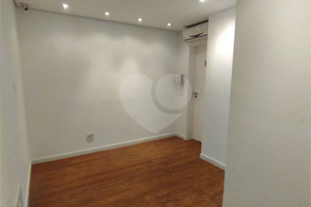 Sala comercial na Oscar Freire à venda Sala coml à venda na Oscar Freire OPORTUNIDADE Sala coml esquina. Rebouças