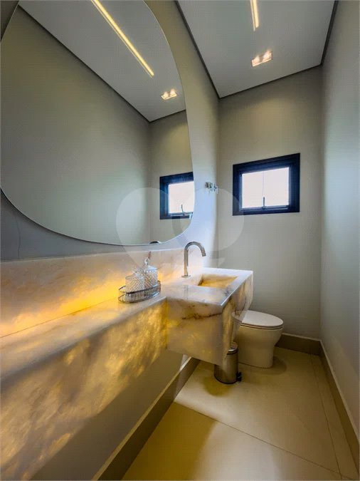 Indaiatuba - Condominio Villa Sapezal - 318 m² de Terreno - 230 m² de Área Construída - 3 suítes, sendo 1 Master com closet planejado - Sala de TV - Sala de estar integrada à Sala de jantar - Cozinha com móveis planejados - Despensa - Escritório planejado - Lavabo - Piscina com preparação para aquec