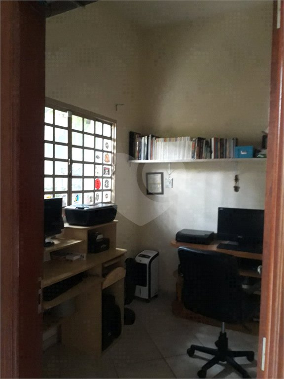 Sobrado com quintal amplo e arborizado a venda