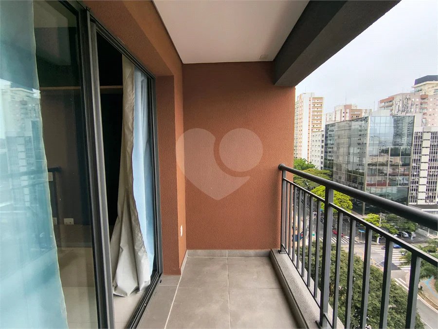 Studio completo, em frente ao Metro Borba Gato.