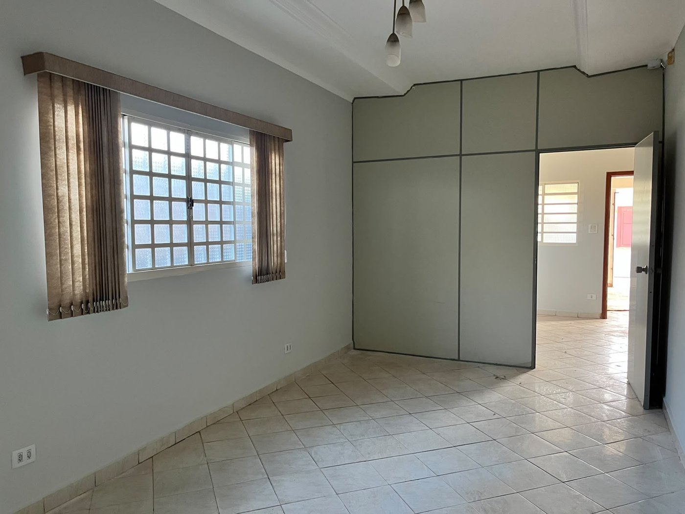 Casa para alugar com 4 quartos, sendo 2 suítes, no Centro, Três Lagoas, MS