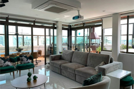 Cobertura à venda na Aclimação de 300m² com 2 vagas.