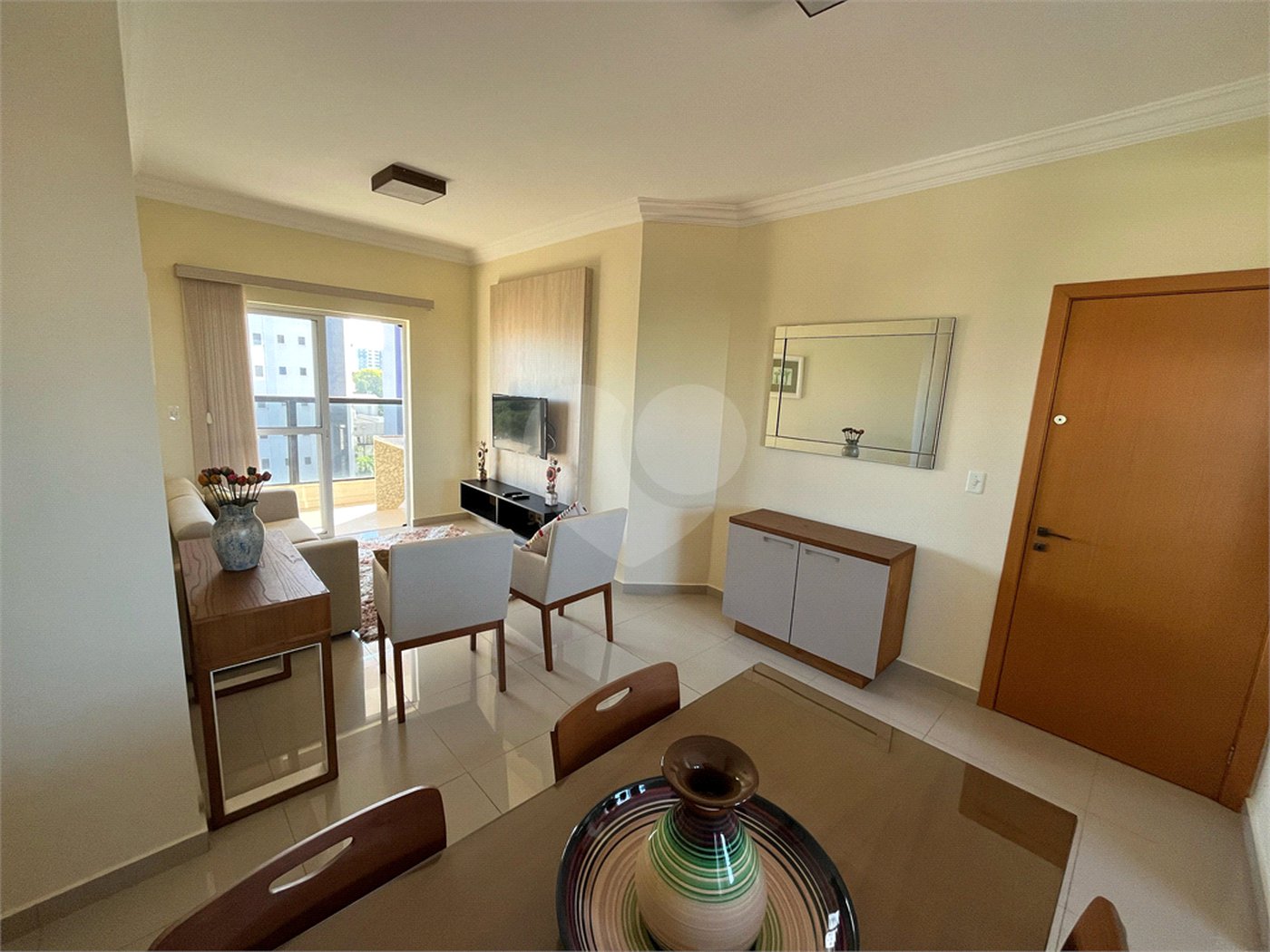 Apartamento mobiliado com 2 dormitórios sendo 1 suíte