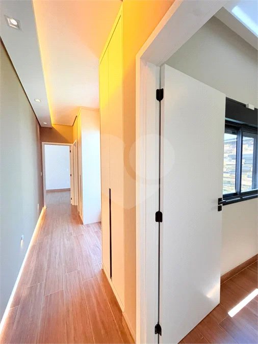 Casa térrea com 3 suítes no Condomínio Residencial Viena em Indaiatuba-SP - Acabamento de alto padrão - R$ 1.690.000,00 - AT 250 m² - AC 158 m² - 3 suítes,, sendo 1 suíte master com closet - Sala para dois ambientes (estar e jantar) - Cozinha planejada com ilha cooktop, forno elétrico e micro-ondas,