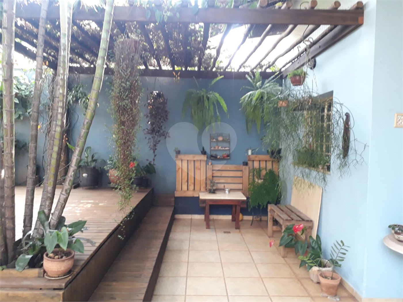 Sobrado com quintal amplo e arborizado a venda