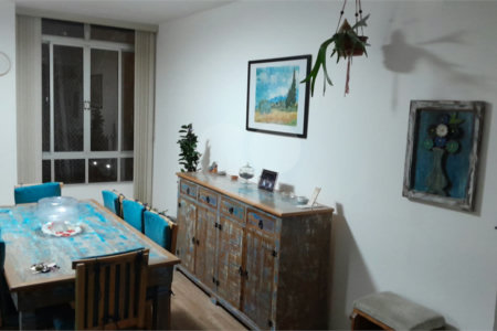 Amplo apartamento à venda totalmente reformado, sala ampliada, quarto, escritório, cozinha integrada e banheiro com box e banheira.