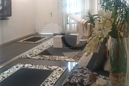 Sobrado de 242 m² com 3 Suítes e 4 Vagas de Garagem no Ipiranga