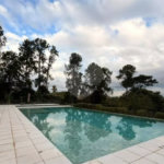 Indaiatuba - Condominio Villa Sapezal - 318 m² de Terreno - 230 m² de Área Construída - 3 suítes, sendo 1 Master com closet planejado - Sala de TV - Sala de estar integrada à Sala de jantar - Cozinha com móveis planejados - Despensa - Escritório planejado - Lavabo - Piscina com preparação para aquec