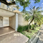 Casa em condomínio Impecável, 4 dorms / 2 suítes, varanda gourmet, piscina, 3 lareiras