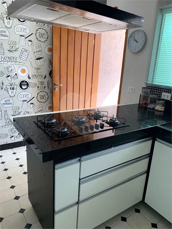 Sobrado com 3 quartos e garagem para 5 veículos.